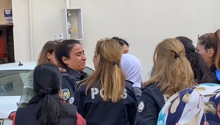 Dairede Çıkan Yangın Genç Kadın Polis Memurunu Ağlattı