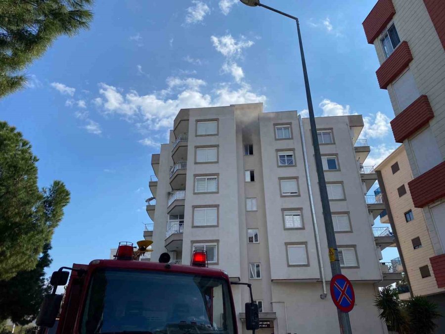 Dairede Çıkan Yangın Genç Kadın Polis Memurunu Ağlattı