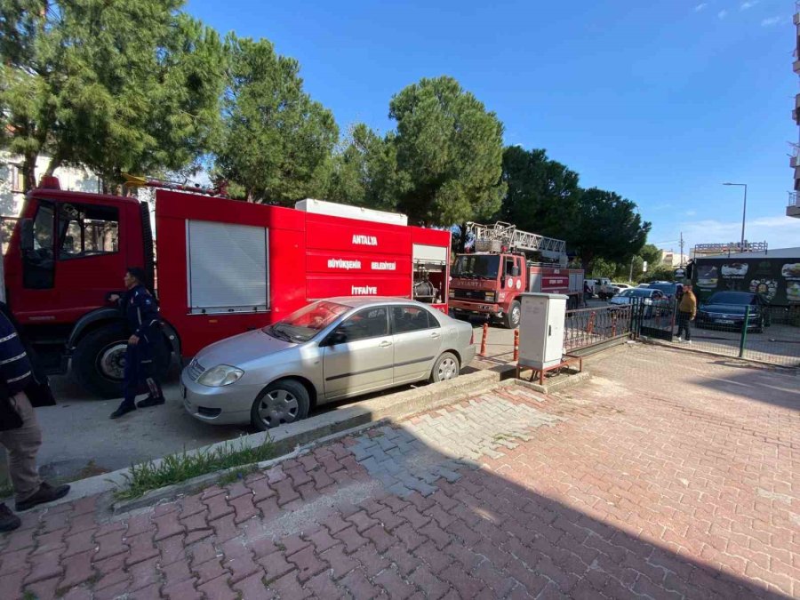 Dairede Çıkan Yangın Genç Kadın Polis Memurunu Ağlattı