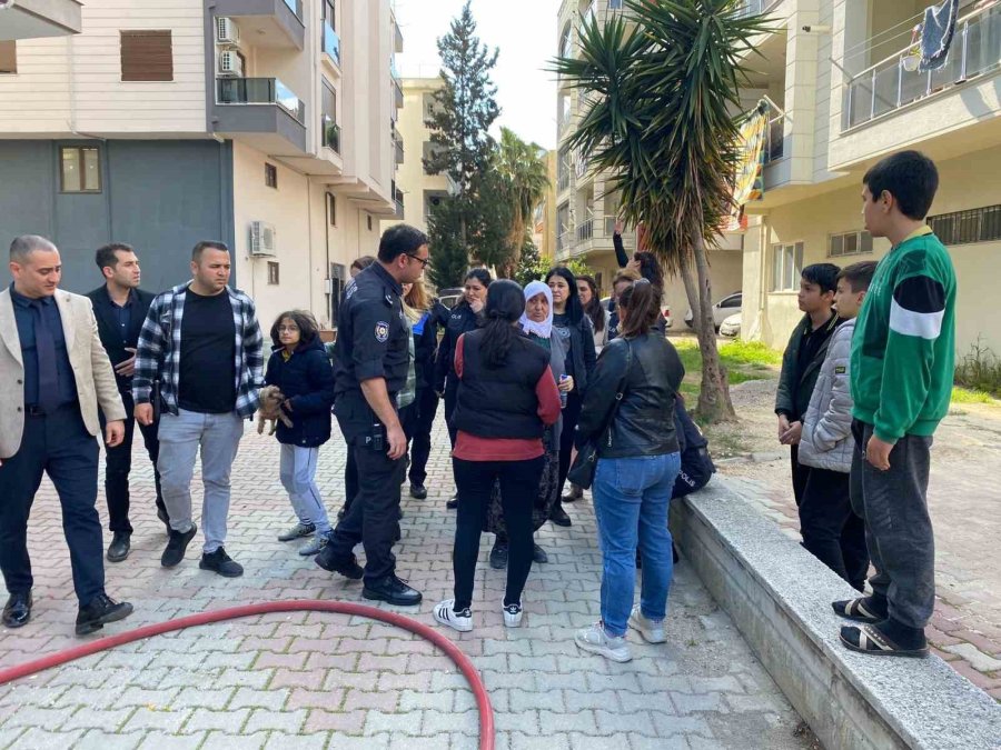 Dairede Çıkan Yangın Genç Kadın Polis Memurunu Ağlattı