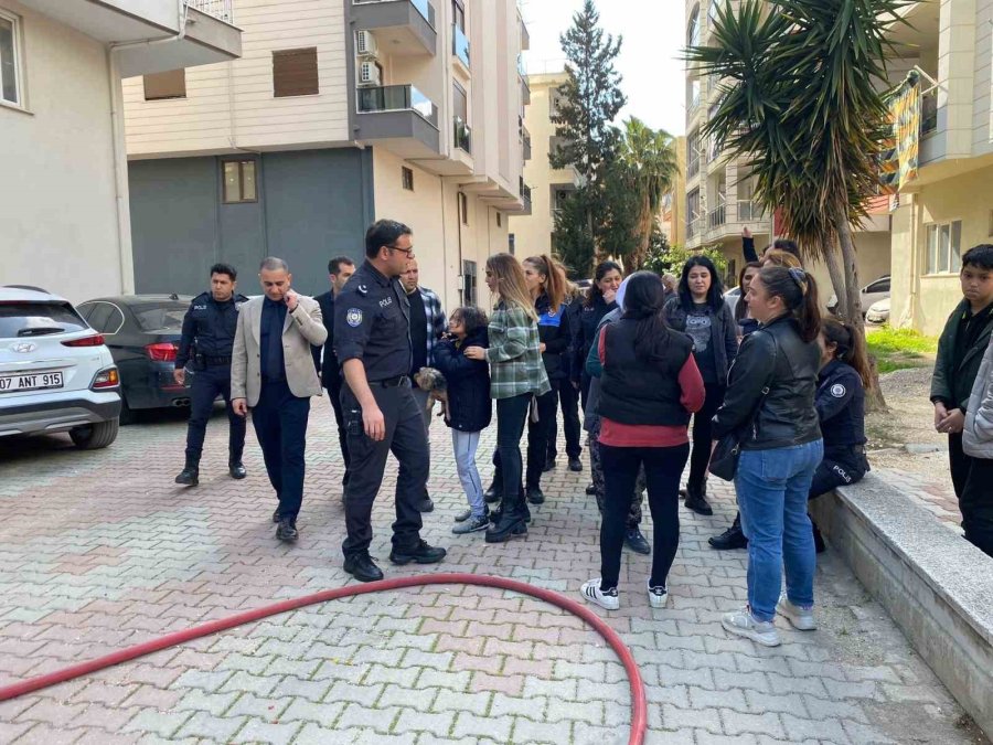 Dairede Çıkan Yangın Genç Kadın Polis Memurunu Ağlattı