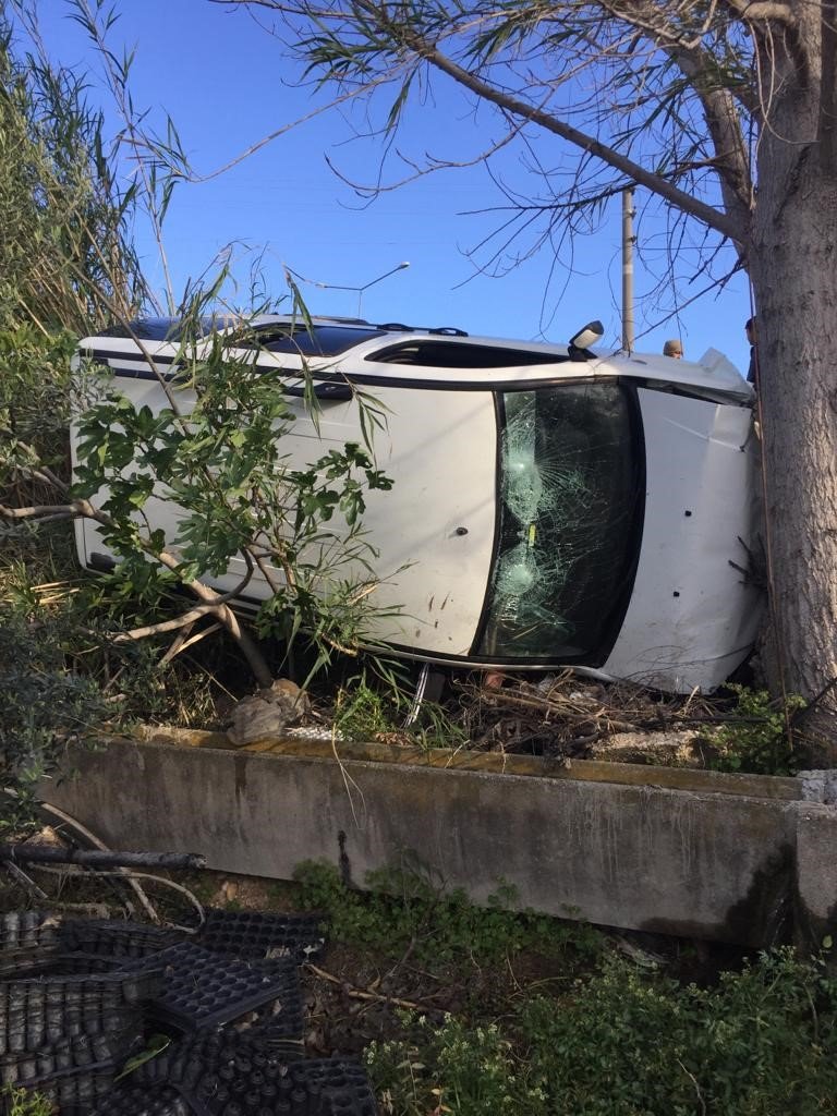 Antalya’da Yoldan Çıkan Otomobil Şarampole Yuvarlandı: 1 Yaralı