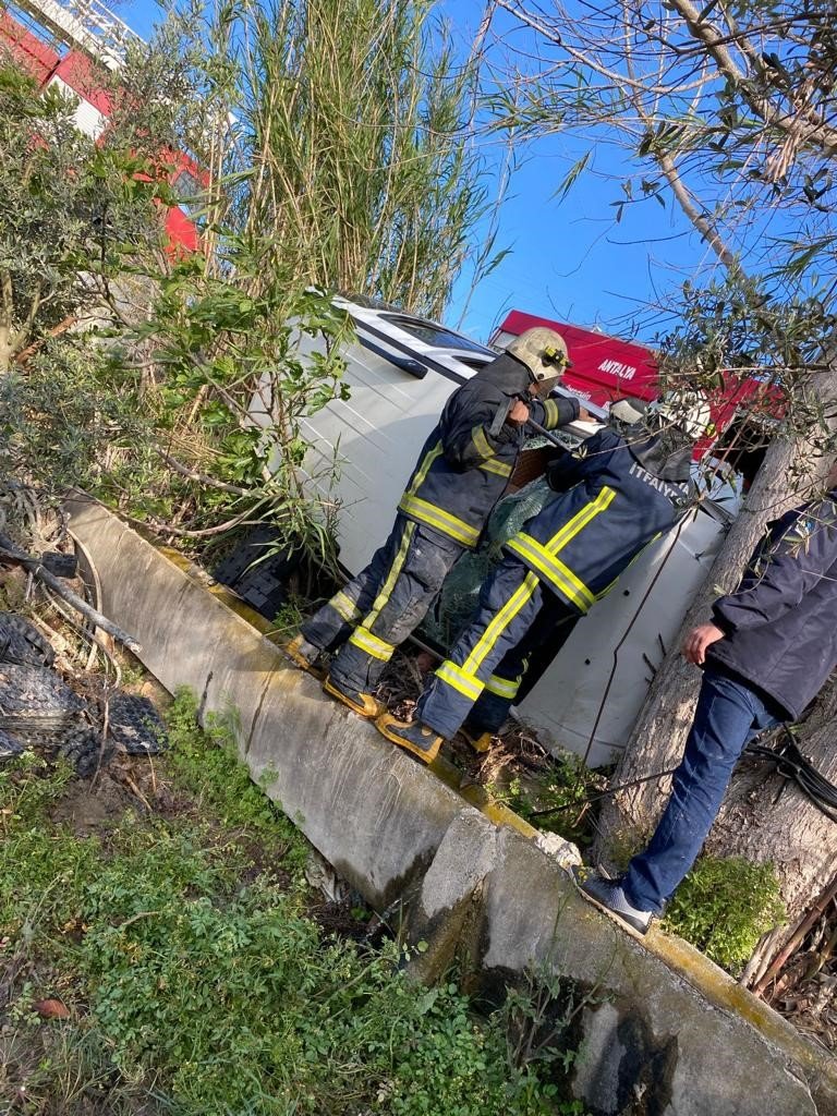 Antalya’da Yoldan Çıkan Otomobil Şarampole Yuvarlandı: 1 Yaralı