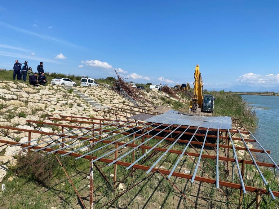 Çay Kenarına Yapılan Kaçak Yapı İskeleleri Yıkıldı