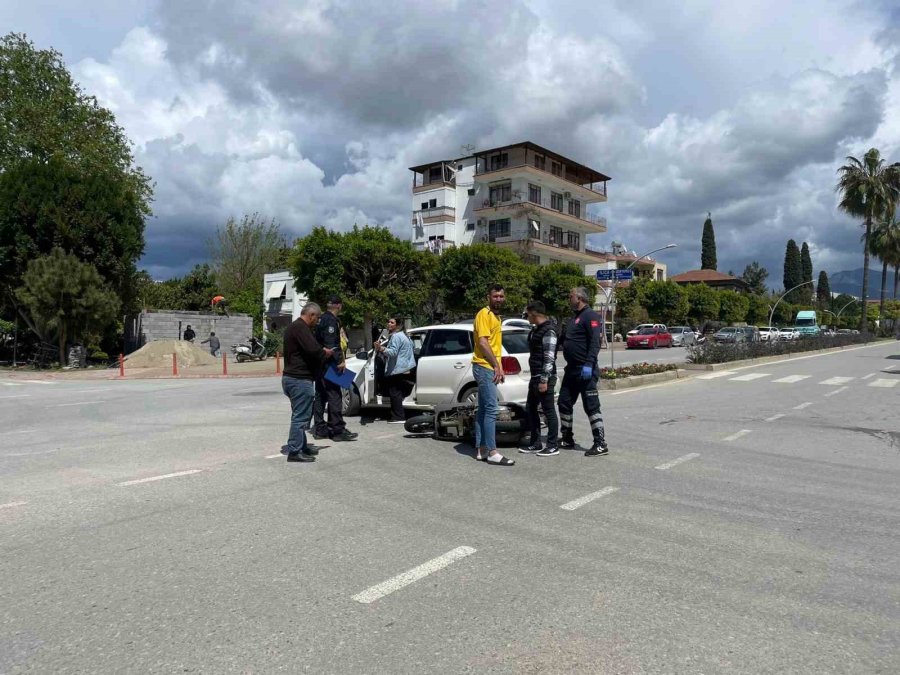 Kontrolsüz Kavşakta Kaza: Motosiklet Sürücüsü Yaralandı