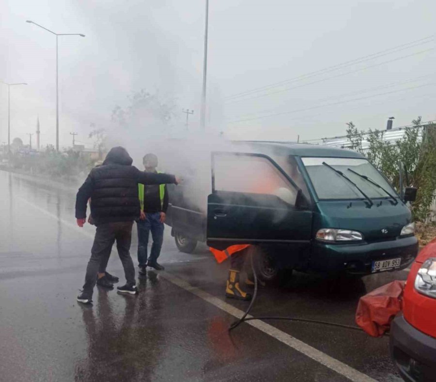 Seyir Halindeki Kamyonette Çıkan Yangını İtfaiye Söndürdü