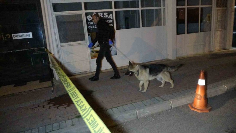 Eski Eşin İhbarı Polisi Alarma Geçirdi, Evden Bir Cenaze Ve 3 Köpek Çıktı