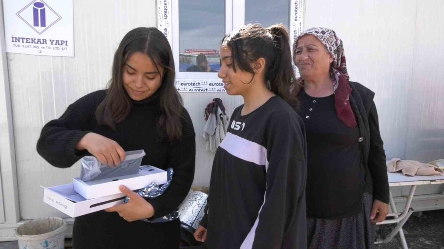 Başkan Muhittin Böcek Depremzede Öğrencilere Tablet Gönderildi