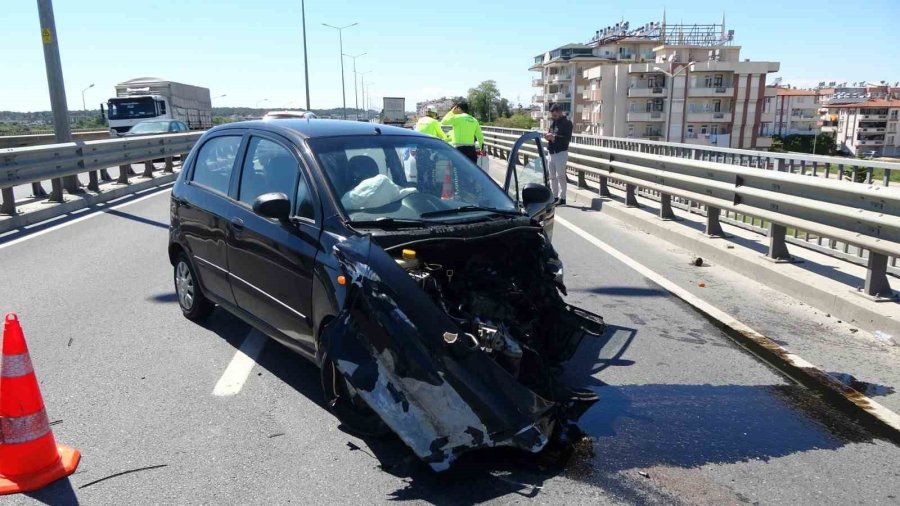 Sürücüsünün Hakimiyetini Kaybettiği Otomobil Bariyerlere Çarptı