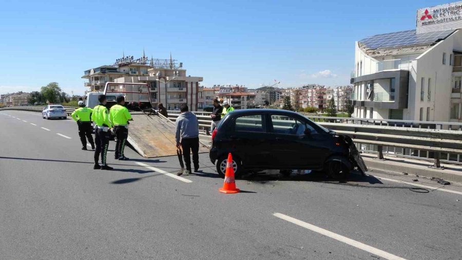 Sürücüsünün Hakimiyetini Kaybettiği Otomobil Bariyerlere Çarptı