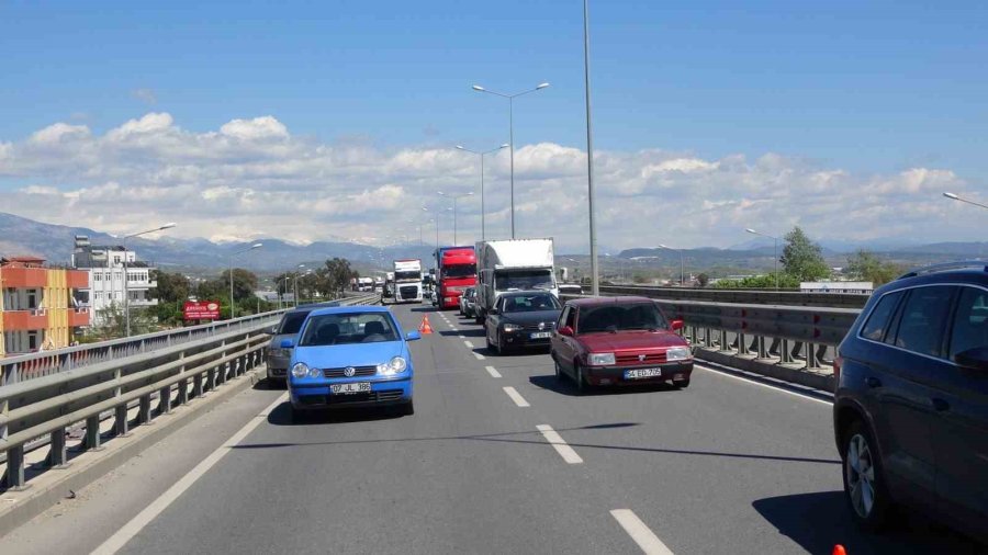 Sürücüsünün Hakimiyetini Kaybettiği Otomobil Bariyerlere Çarptı