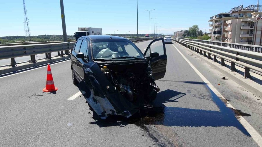 Sürücüsünün Hakimiyetini Kaybettiği Otomobil Bariyerlere Çarptı