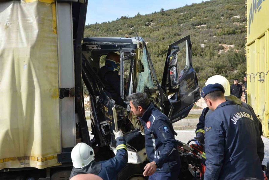 Kamyonet Park Halindeki Kamyona Çarptı: 2 Yaralı