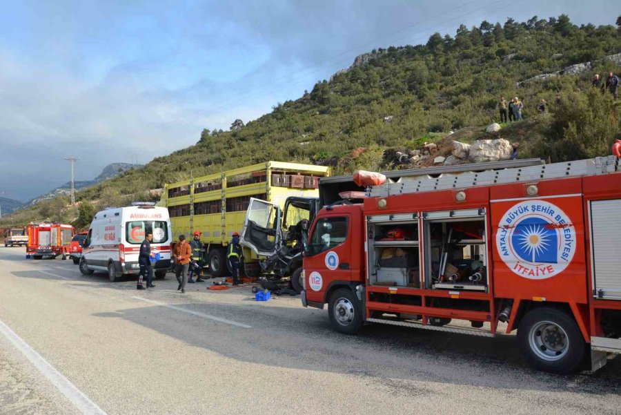 Kamyonet Park Halindeki Kamyona Çarptı: 2 Yaralı