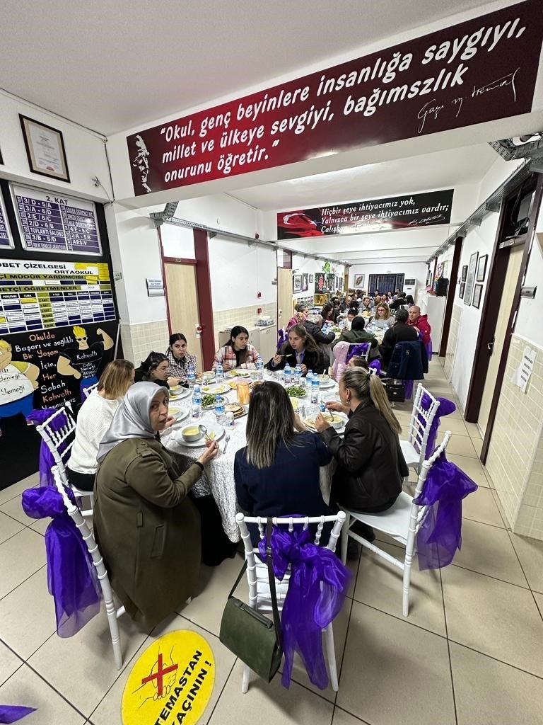 Depremzede Veli Ve Öğrenciler Okulda Kurulan İftar Sofrasında Ağırlandı