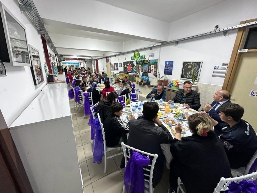 Depremzede Veli Ve Öğrenciler Okulda Kurulan İftar Sofrasında Ağırlandı