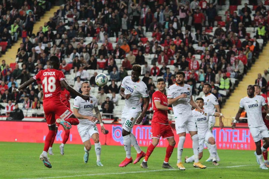 Spor Toto Süper Lig: Antalyaspor: 2 - Alanyaspor: 1 (ilk Yarı)