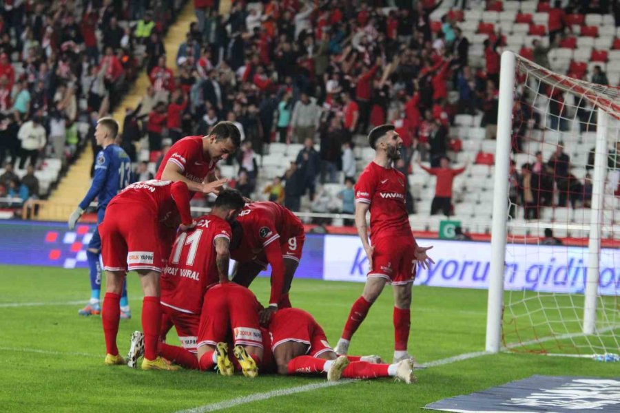 Spor Toto Süper Lig: Antalyaspor: 2 - Alanyaspor: 1 (ilk Yarı)