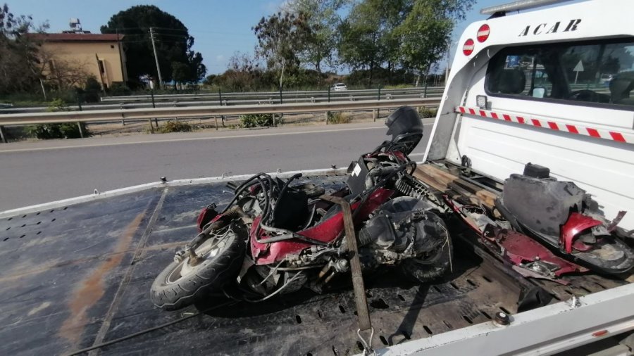 Kaldırıma Çıkan Otomobil Ters Yönden Gelen Motosikletle Çarpıştı