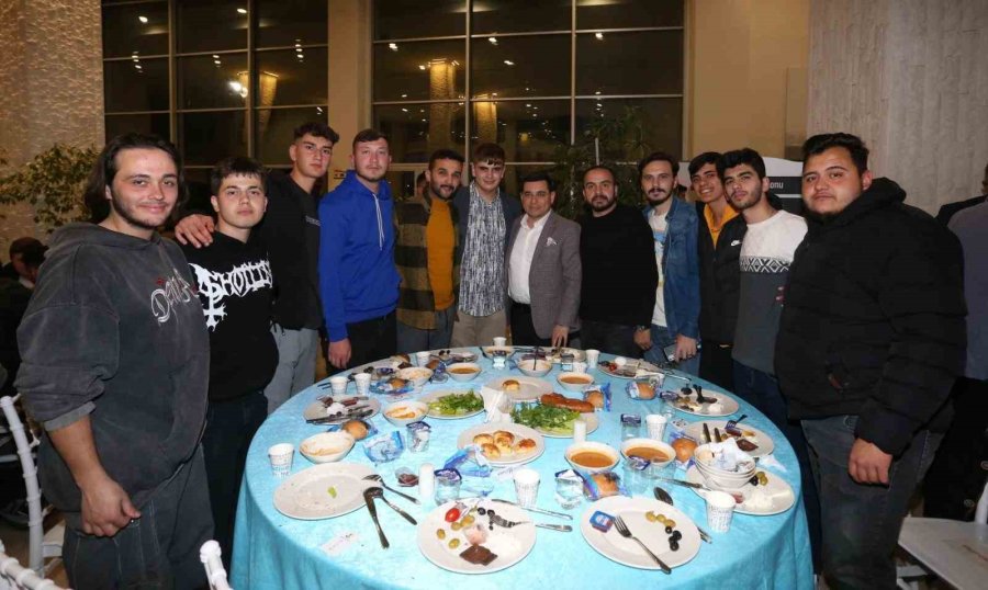 Tütüncü, Ak Partili Gençlerle Sahur Yaptı