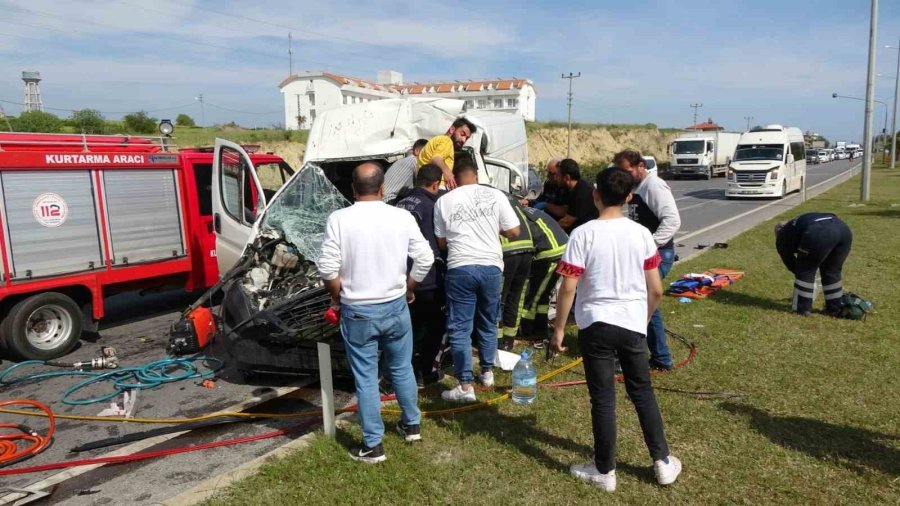 Kamyona Arkadan Çarpıp Sıkışan Sürücü İçin Can Pazarı Kuruldu