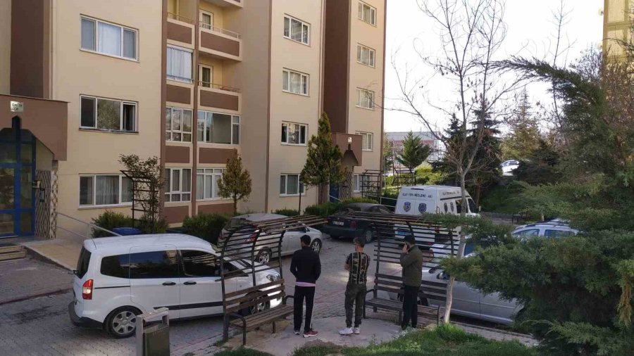 Cinnet Getiren Emekli Polis, Karısını Ve Çocuklarını Beylik Silahıyla Vurdu