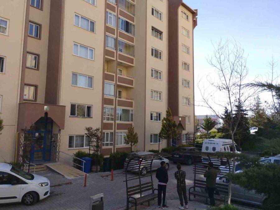 Cinnet Getiren Emekli Polis, Karısını Ve Çocuklarını Beylik Silahıyla Vurdu