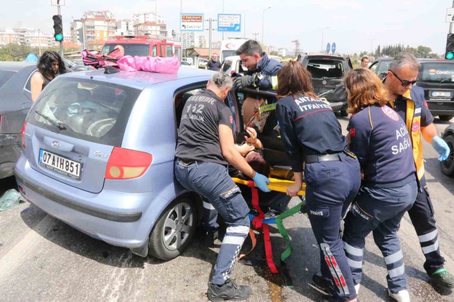 Antalya’da 4 Aracın Karıştığı, 7 Kişinin Yaralandığı Kazada Can Pazarı Yaşandı