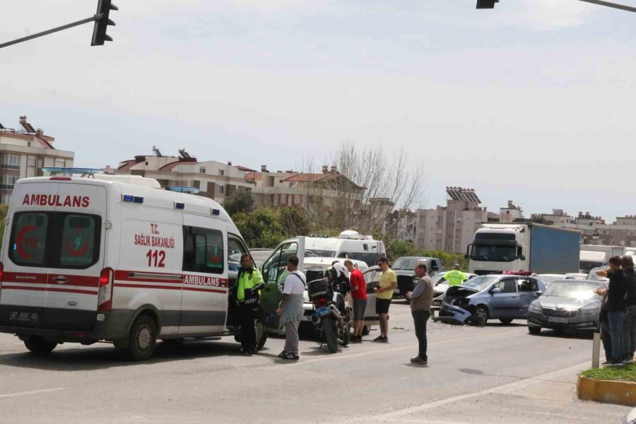 Antalya’da 4 Aracın Karıştığı, 7 Kişinin Yaralandığı Kazada Can Pazarı Yaşandı