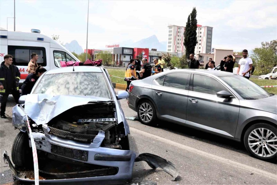 Antalya’da 4 Aracın Karıştığı, 7 Kişinin Yaralandığı Kazada Can Pazarı Yaşandı