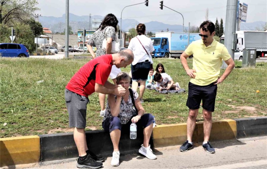 Antalya’da 4 Aracın Karıştığı, 7 Kişinin Yaralandığı Kazada Can Pazarı Yaşandı