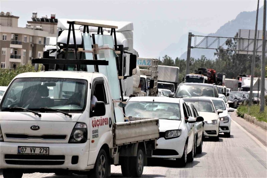 Antalya’da 4 Aracın Karıştığı, 7 Kişinin Yaralandığı Kazada Can Pazarı Yaşandı