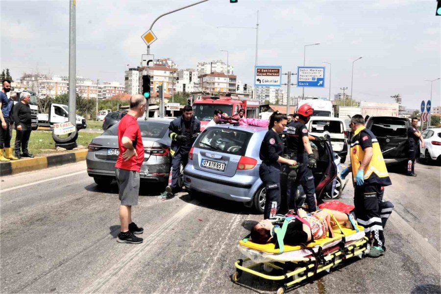 Antalya’da 4 Aracın Karıştığı, 7 Kişinin Yaralandığı Kazada Can Pazarı Yaşandı