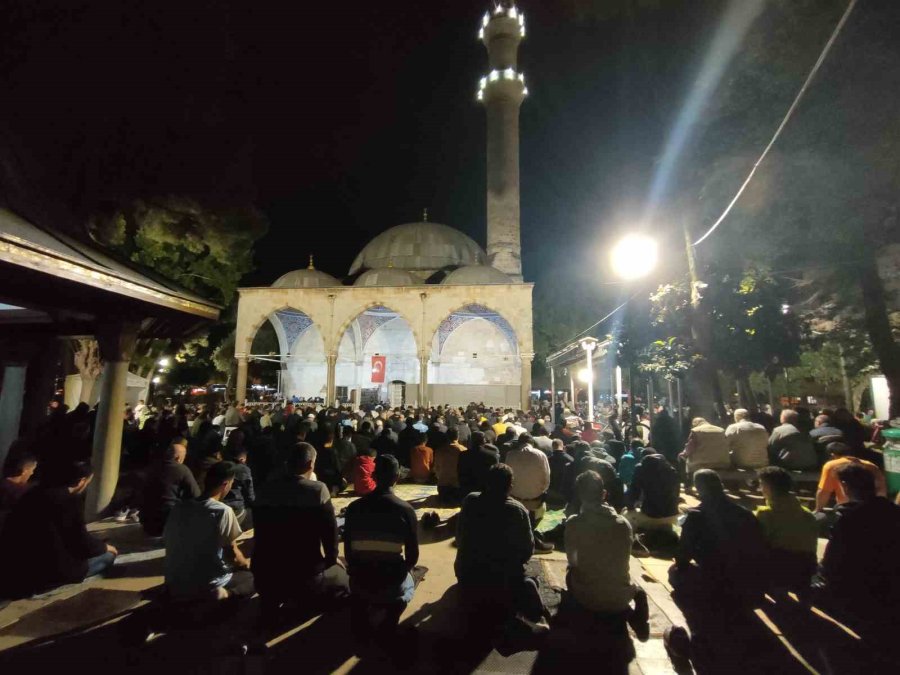 Antalya’da Kadir Gecesi’nde Camiler Doldu Taştı