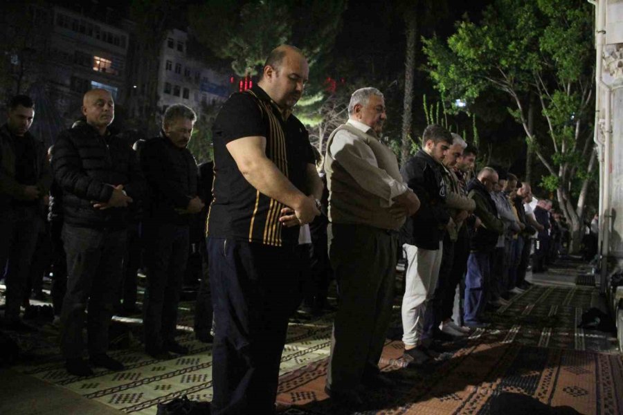 Antalya’da Kadir Gecesi’nde Camiler Doldu Taştı