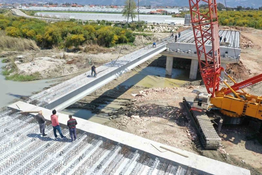 Antalya İle Muğla’yı Birleştirecek Patara Köprüsü’nün Kirişleri Yerleştirildi