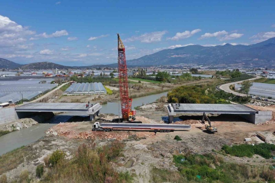 Antalya İle Muğla’yı Birleştirecek Patara Köprüsü’nün Kirişleri Yerleştirildi