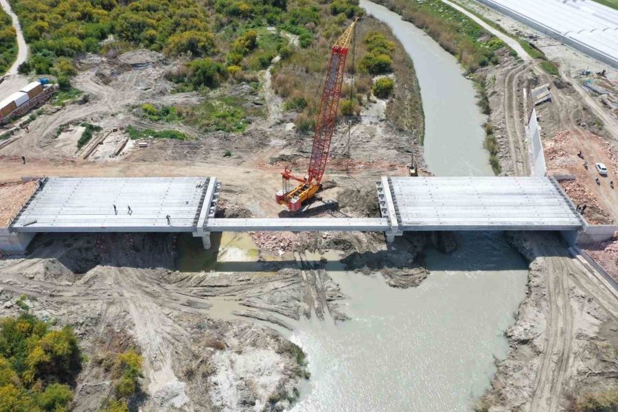 Antalya İle Muğla’yı Birleştirecek Patara Köprüsü’nün Kirişleri Yerleştirildi