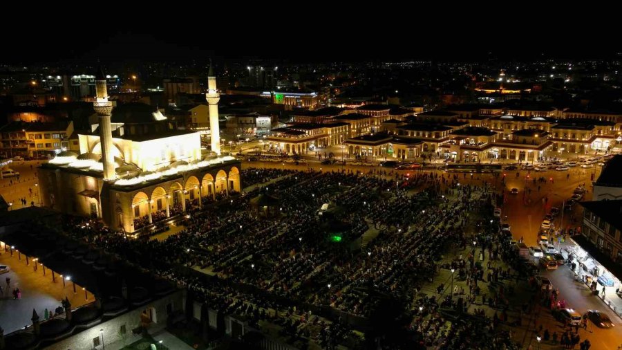 Konya’da Kadir Gecesi Coşkusu