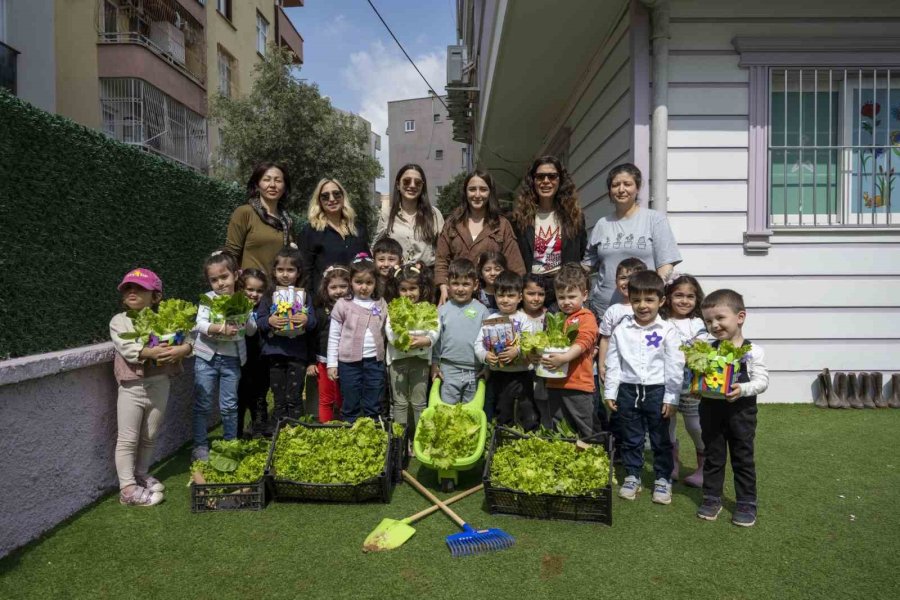 Mersin’de Öğrenciler, Yetiştirdikleri Sebzeleri Depremzedelere İkram Etti