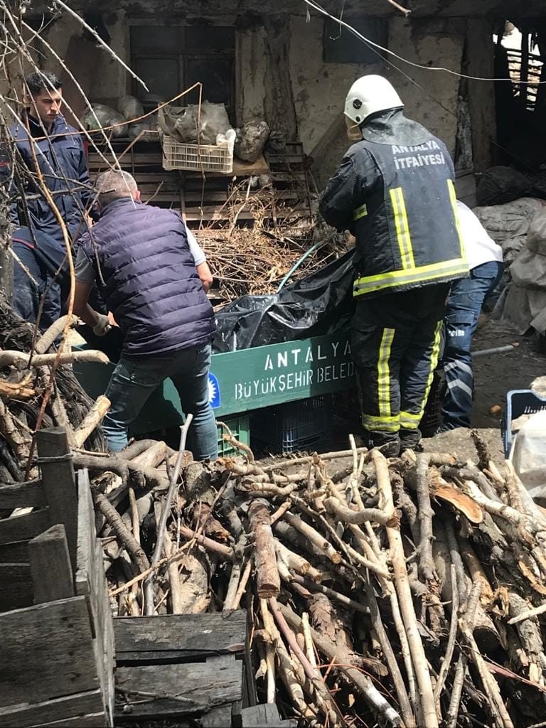 Antalya’da Evdeki Yangında Dumandan Zehirlenen Şahıs Hayatını Kaybetti