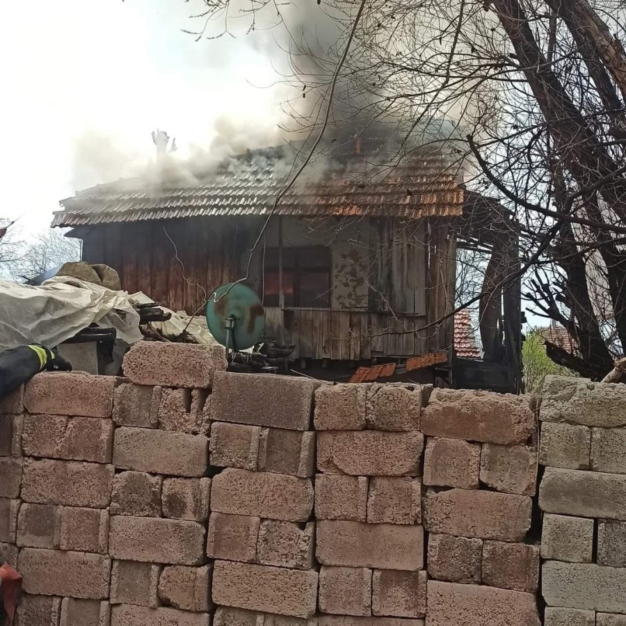 Antalya’da Evdeki Yangında Dumandan Zehirlenen Şahıs Hayatını Kaybetti