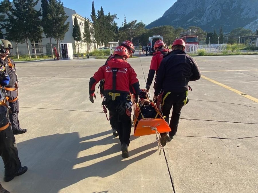 Dağlık Alana Düşen Paraşütçüye Jandarma Helikopteriyle Kurtarma