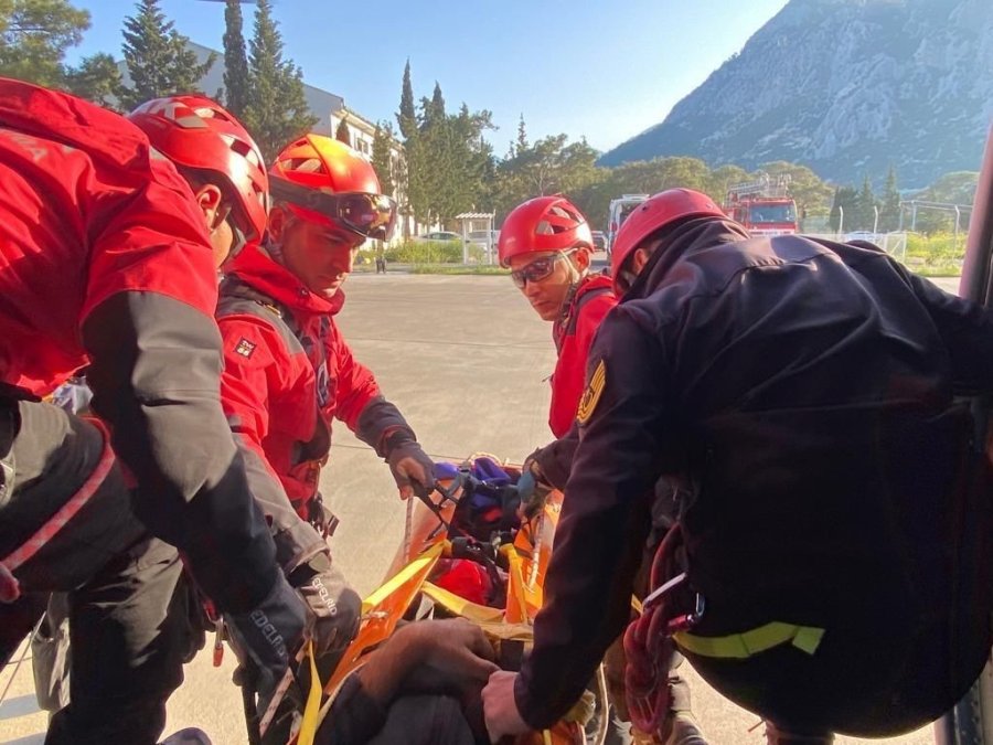 Dağlık Alana Düşen Paraşütçüye Jandarma Helikopteriyle Kurtarma