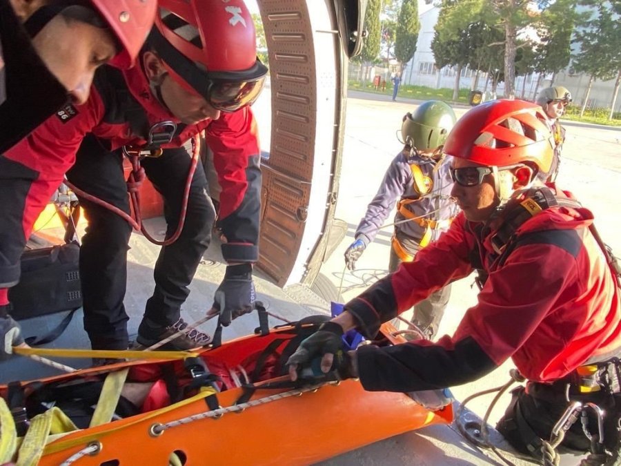 Dağlık Alana Düşen Paraşütçüye Jandarma Helikopteriyle Kurtarma