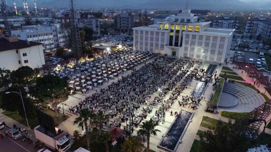 Döşemealtı Kent Meydanı’nda 5 Bin Kişi Aynı Anda İftar Açtı