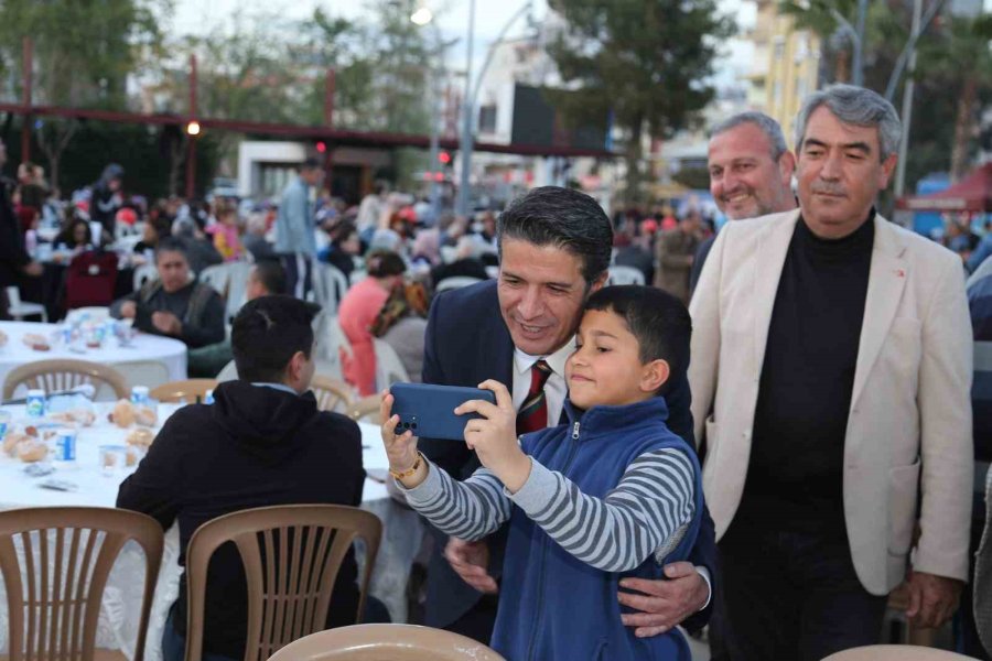 Döşemealtı Kent Meydanı’nda 5 Bin Kişi Aynı Anda İftar Açtı