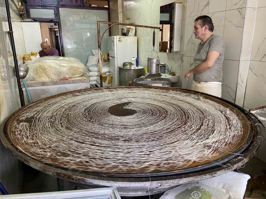 Bayram Öncesi Geleneksel Üretim Tel Kadayıfa İlgi