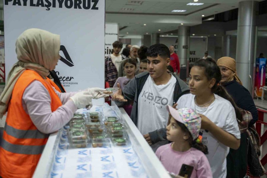 Mersin’de Kadir Gecesinde 10 Bin Paket Lokma Tatlısı Dağıtıldı