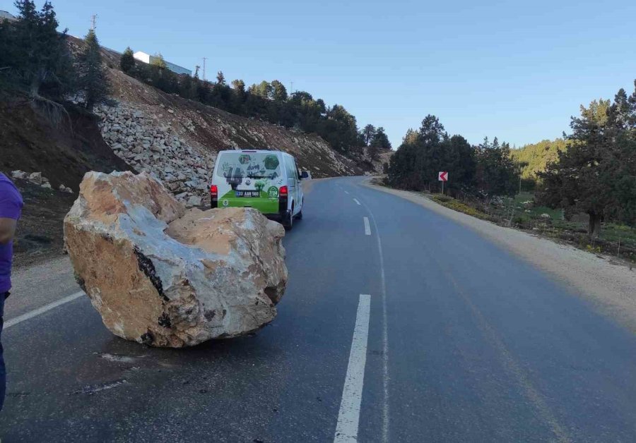 Tonlarca Ağırlığındaki Kaya Yola Yuvarlandı